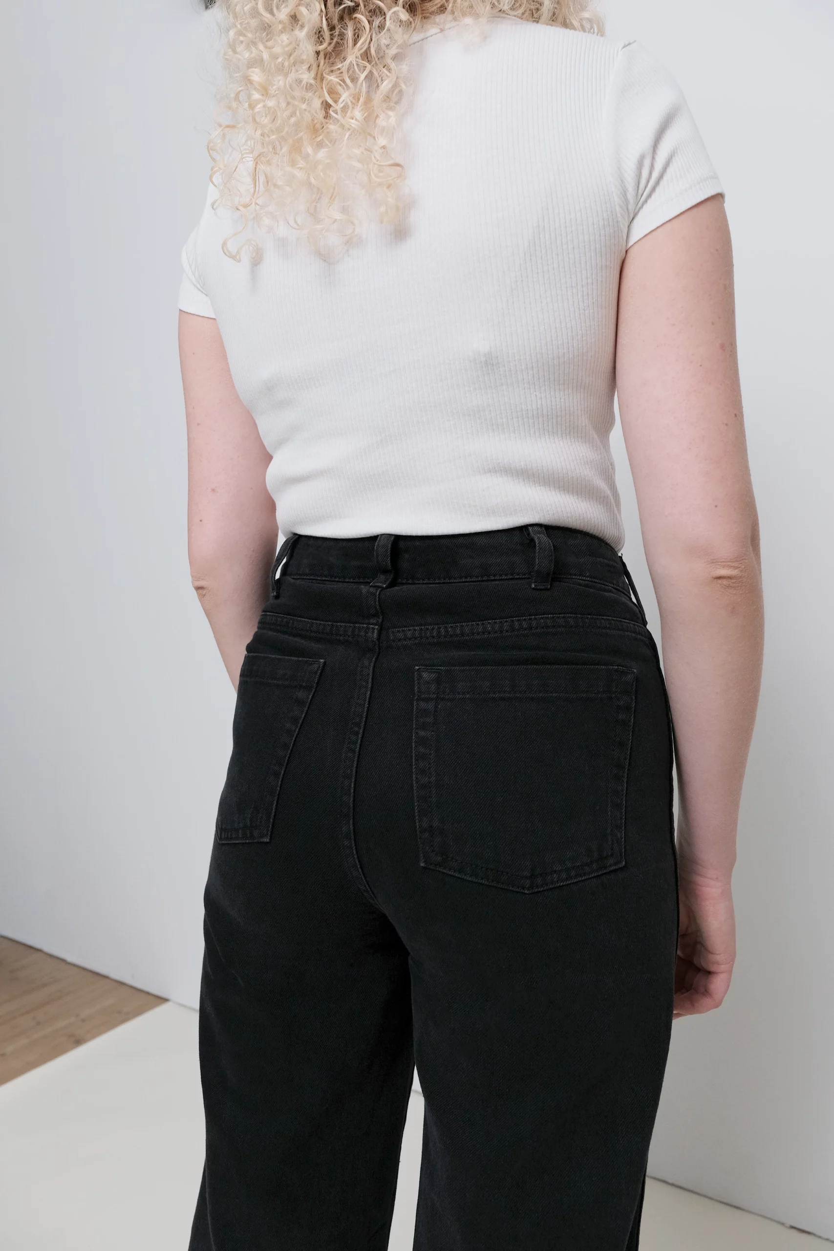 Modell som har på sig Gentaille jeans roubaix svarta bakifrån, detaljbild.