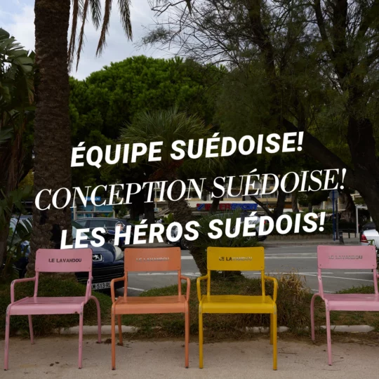 Bild på plåtstolar i pastell vid promenadstråk i Le Lavandou i Provence, Frankrike med text ovanpå - Equipe Suédoise, conception Suédoise, Les Héros Suédois.