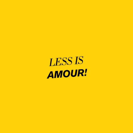 Gul box med texten "Less is amour".